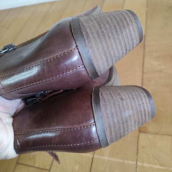 Frye Judith Women's Brown Leather Double Zip Ankle Booties - Picture 8 of 9